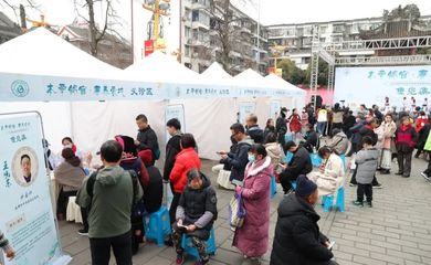 成都中醫(yī)集市掀起“健康熱” 義診咨詢與非遺體驗(yàn)的完美融合